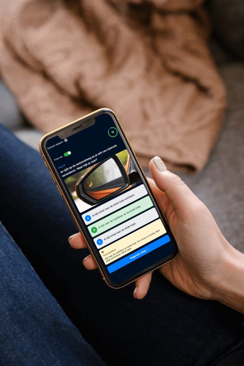 Persoon die auto theorie oefent op smartphone
